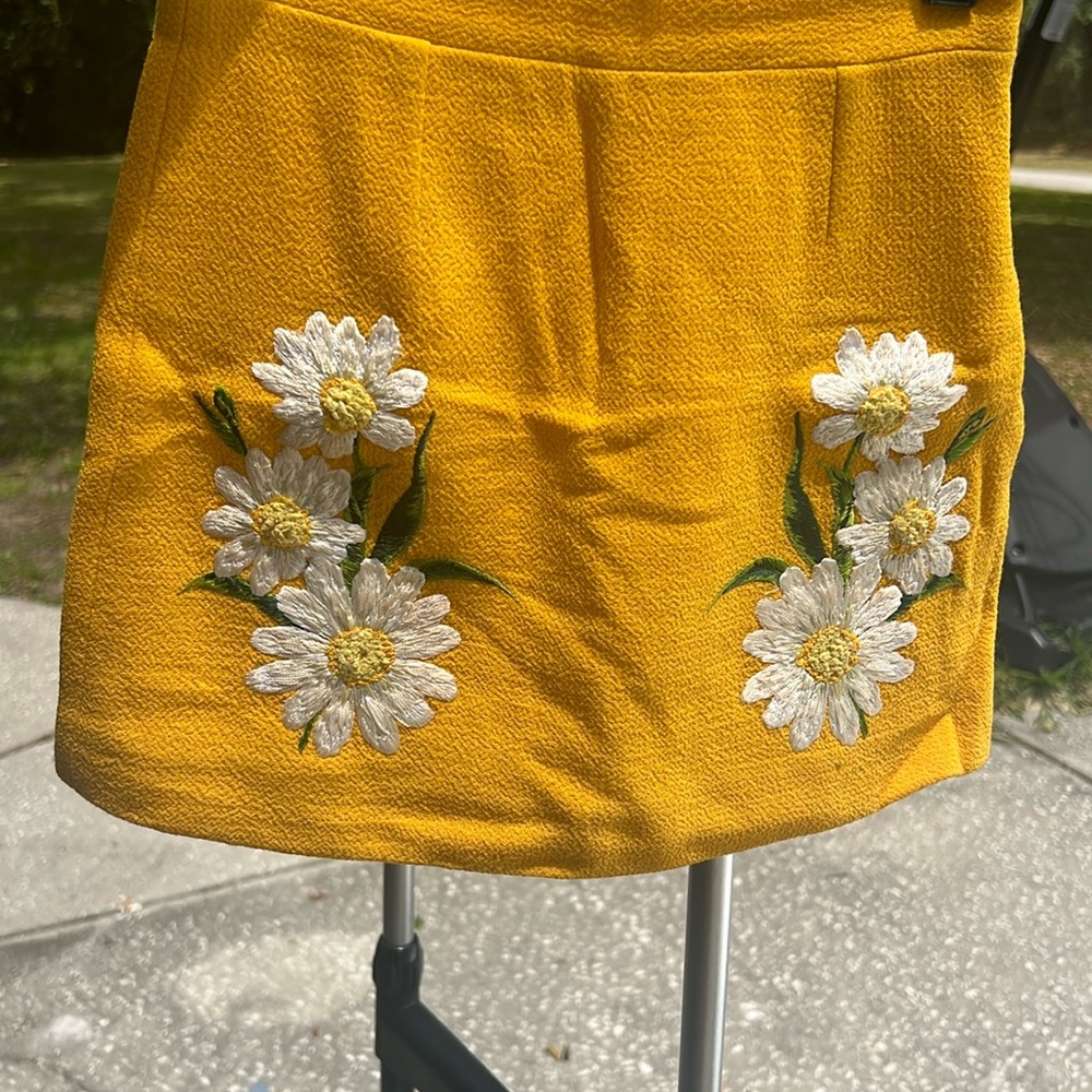 Dolce and Gabbana, yellow mini skirt size 4 for children